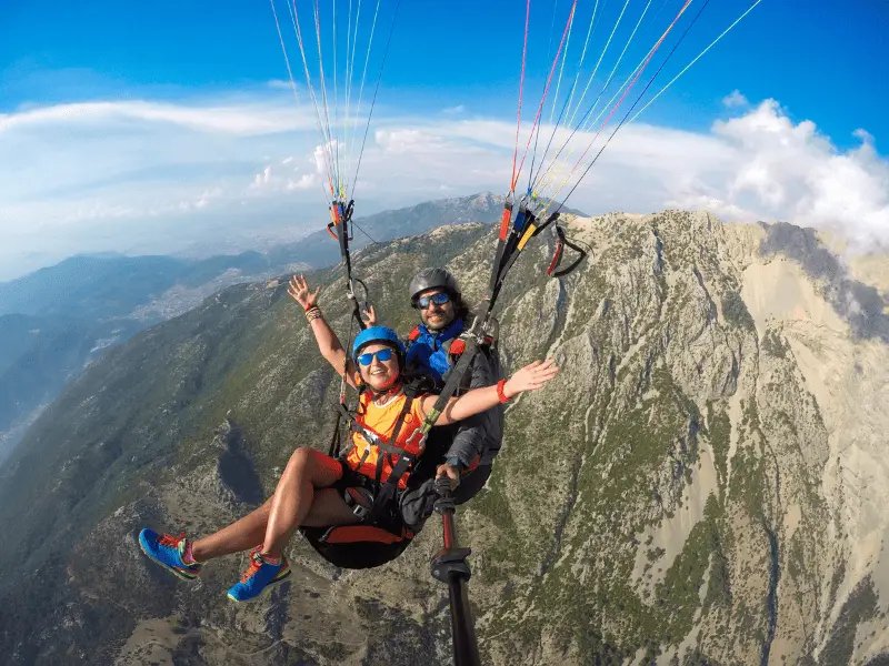 Paragliding als Action JGA-Ideen für Frauen