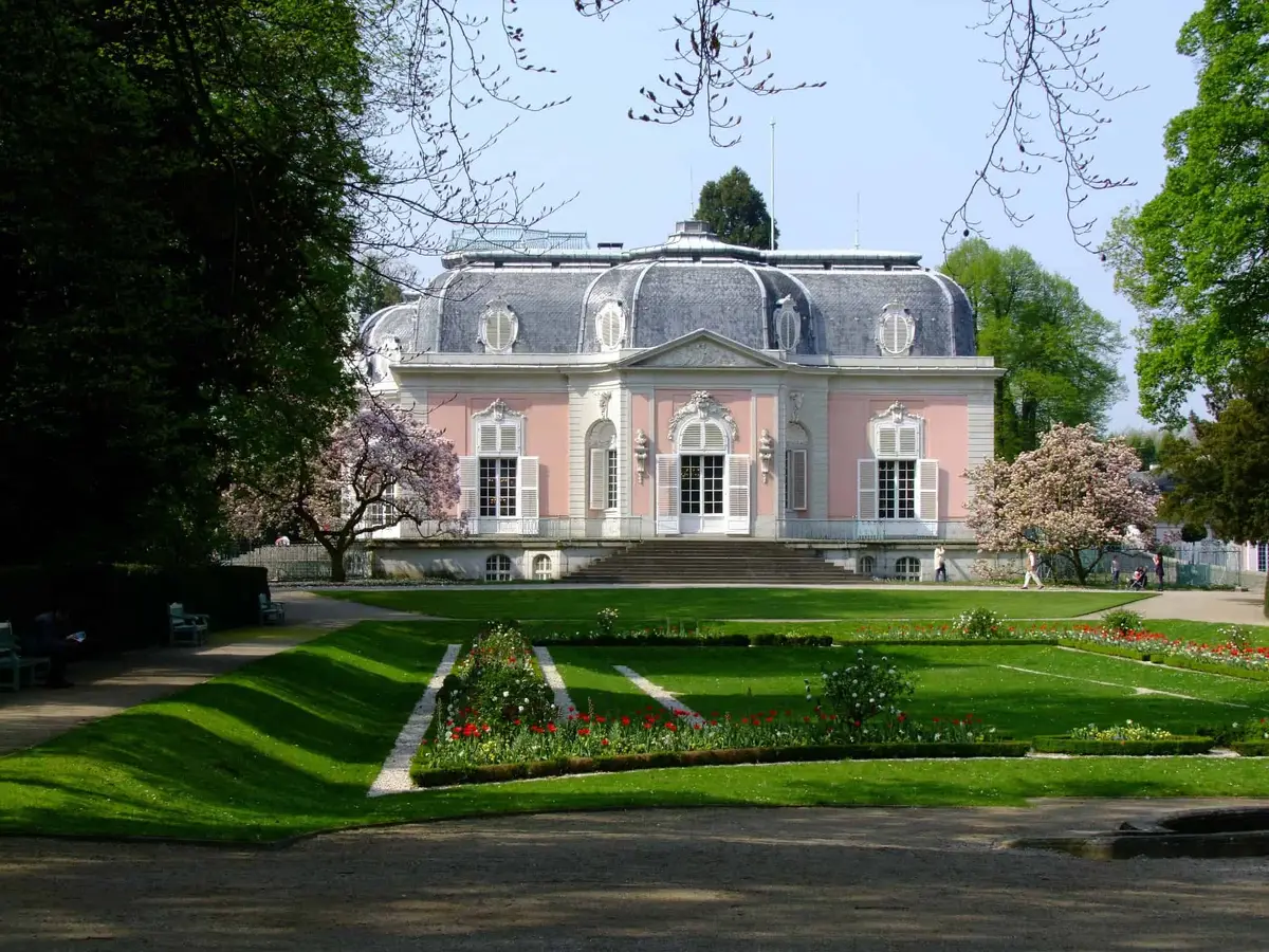Schloss Benrath Seitenansicht