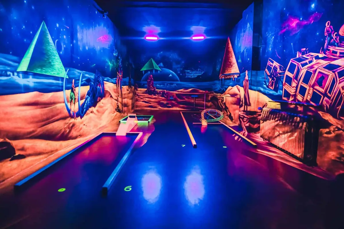 BLACKLUXX - Schwarzlichtminigolf Dresden