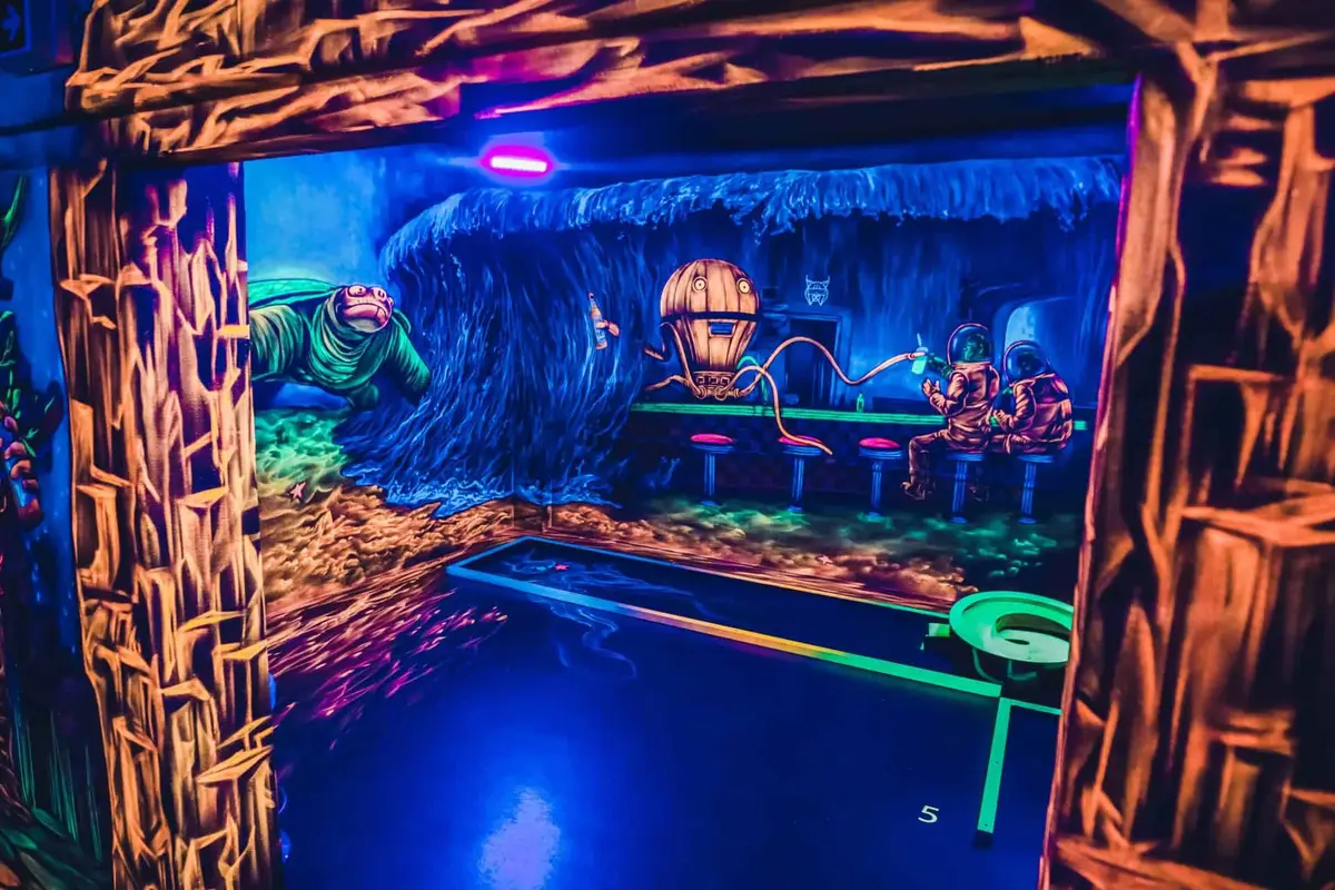 BLACKLUXX - Schwarzlichtminigolf Dresden