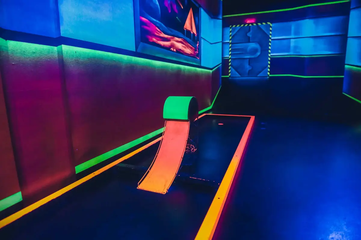 BLACKLUXX - Schwarzlichtminigolf Dresden
