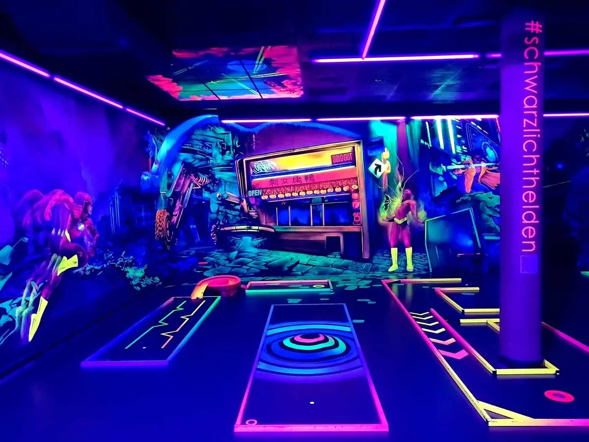 Mainz Schwarzlichthelden Minigolf