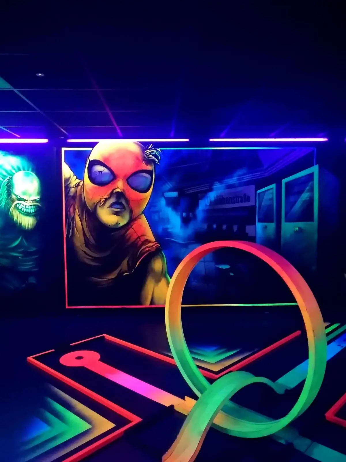 Schwarzlichthelden Minigolf Mainz