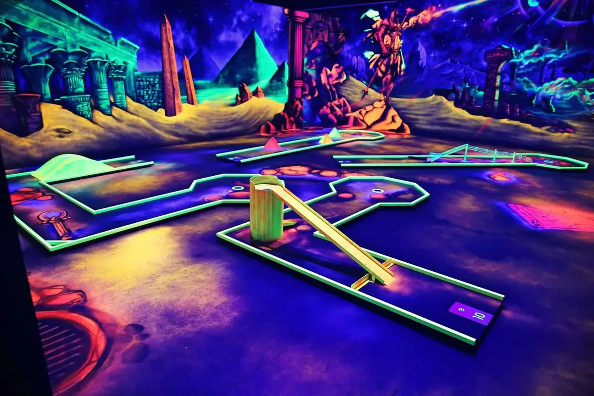 The Evolution Schwarzlicht Minigolf 4D, Indooraktivität in Frankfurt