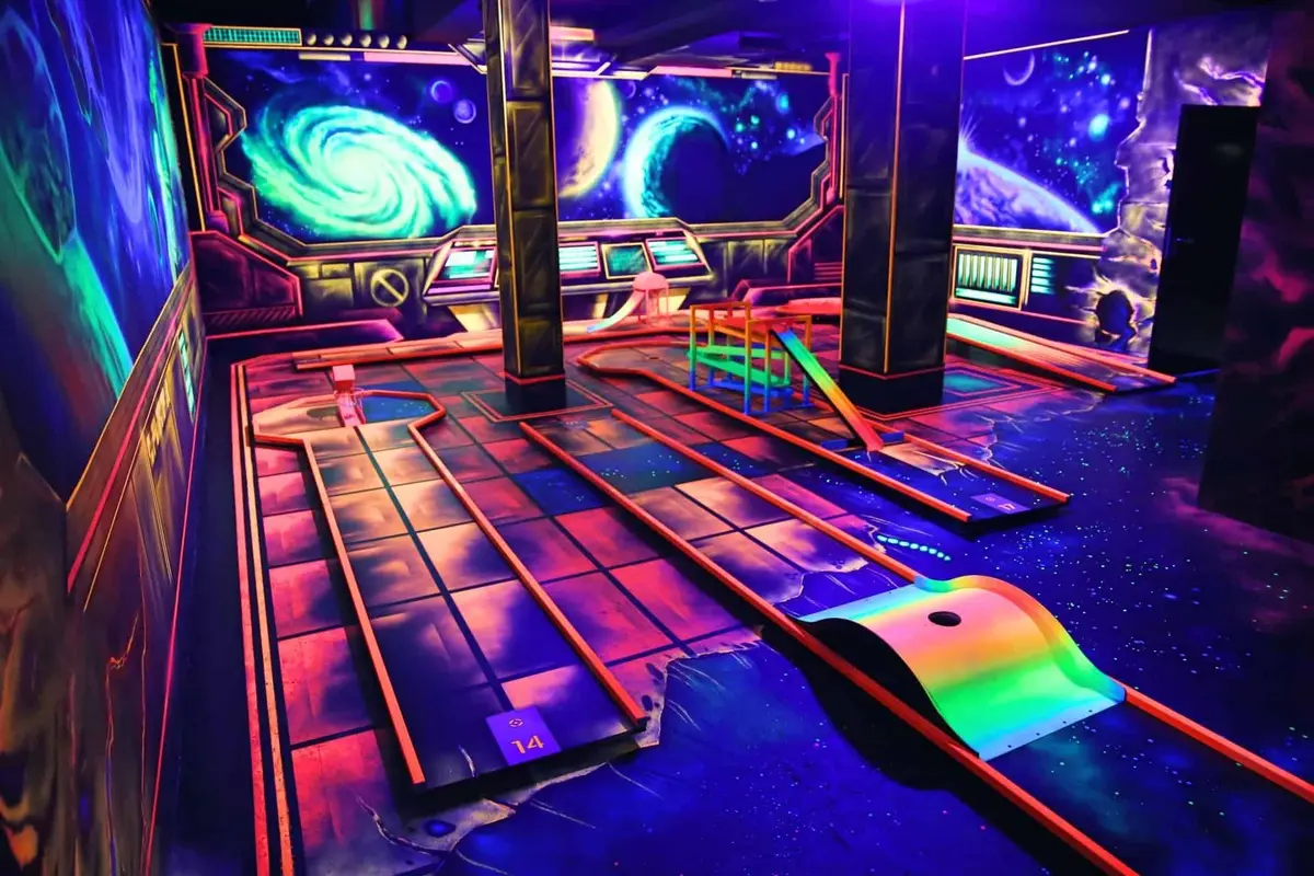 The Evolution Schwarzlicht Minigolf 4D, Indooraktivität in Frankfurt