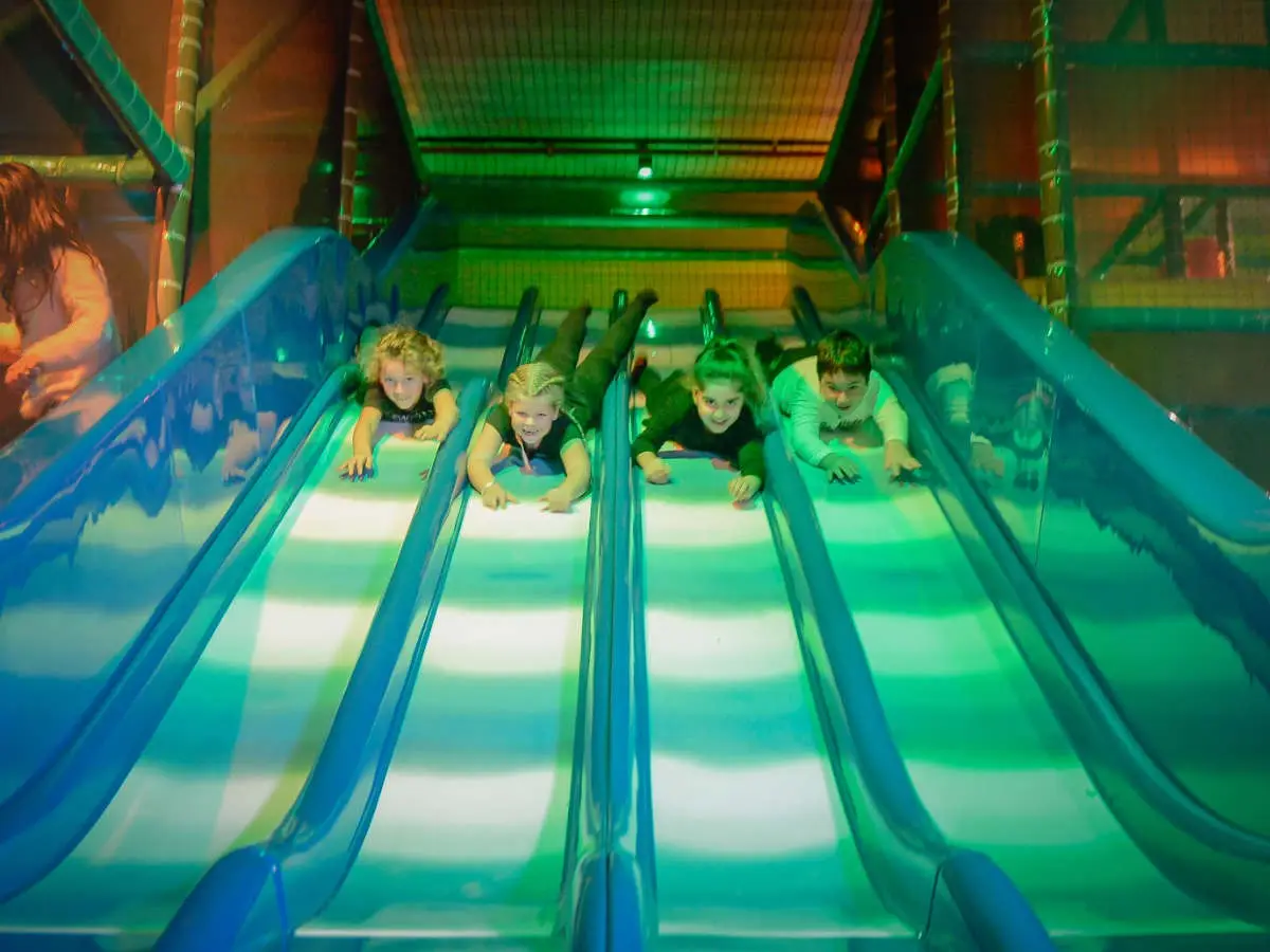 Rutschen im Monkey Town Indoor Spielplatz in Leipzig