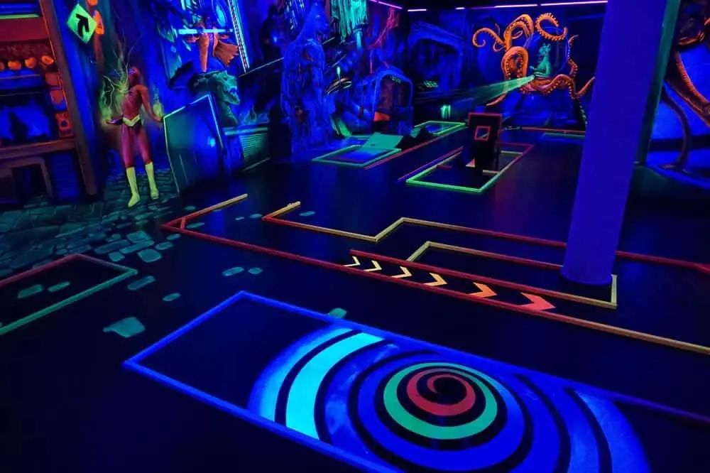 Das Schwarzlichthelden Minigolf Mainz