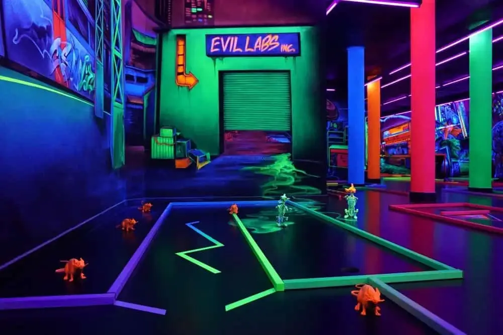 Das Schwarzlichthelden Minigolf Mainz