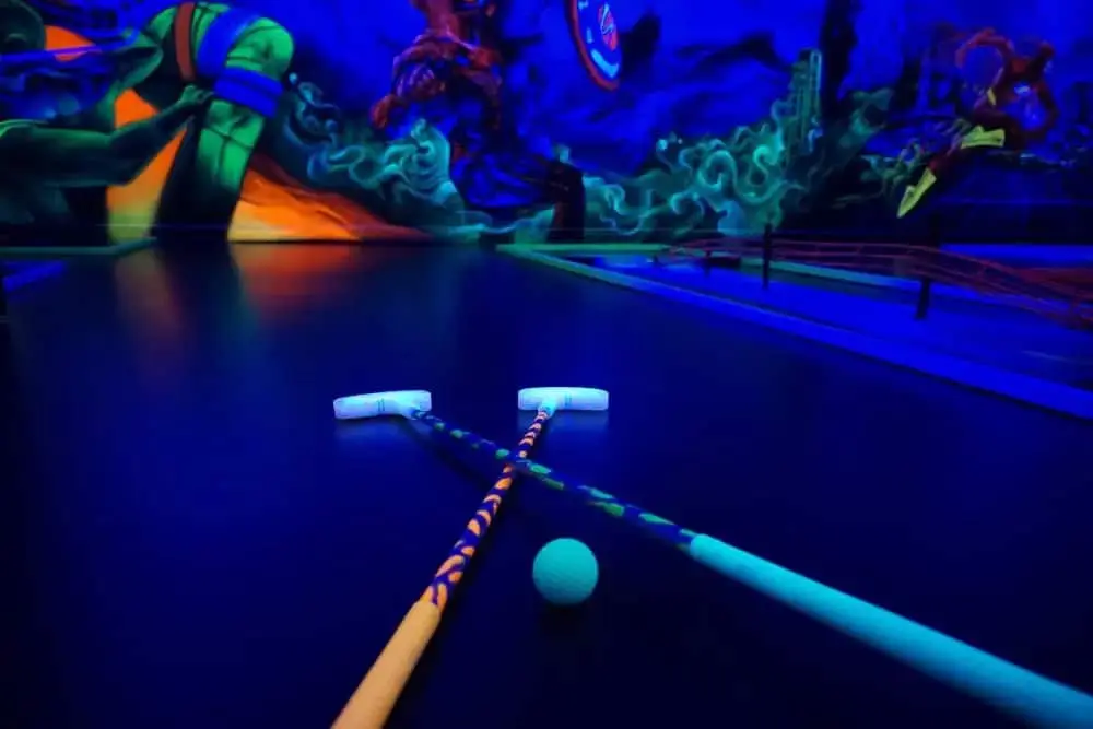 Das Schwarzlichthelden Minigolf Mainz