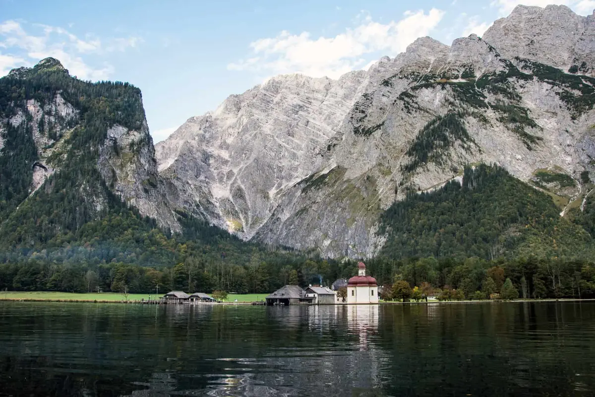FrÃ¼her Morgen am KÃ¶nigssee. Noch ist es ruhig auf dem See und an der weltberÃ¼hmten Wallfahrtskirche St. BartholomÃ¤