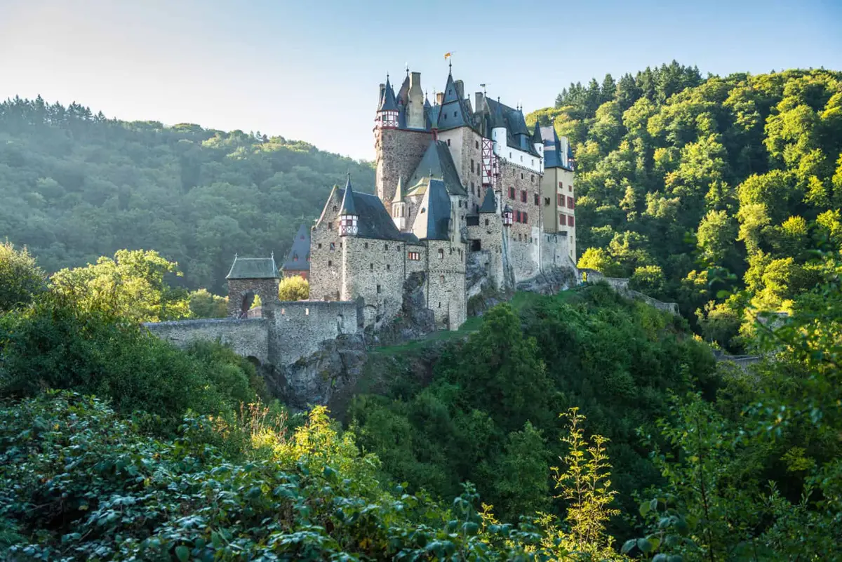 Burg Eltz Seitenansicht