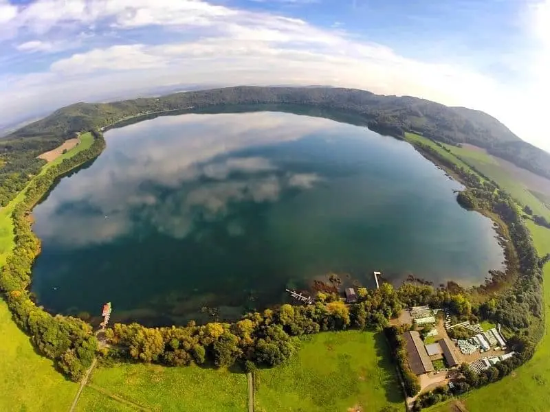 Der Laacher See in Rheinland-Pfalz