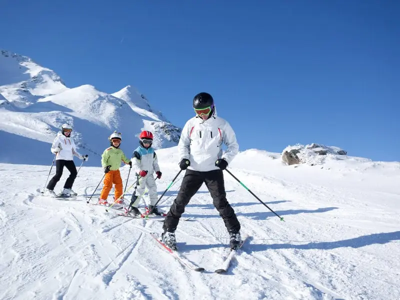 Outdoor Aktivität im Winter: Skifahren