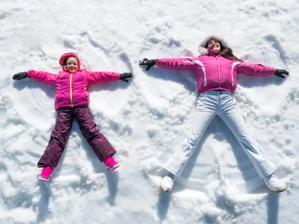 Kreative Outdoor-Aktivitäten im Winter: Schneeengel gestalten