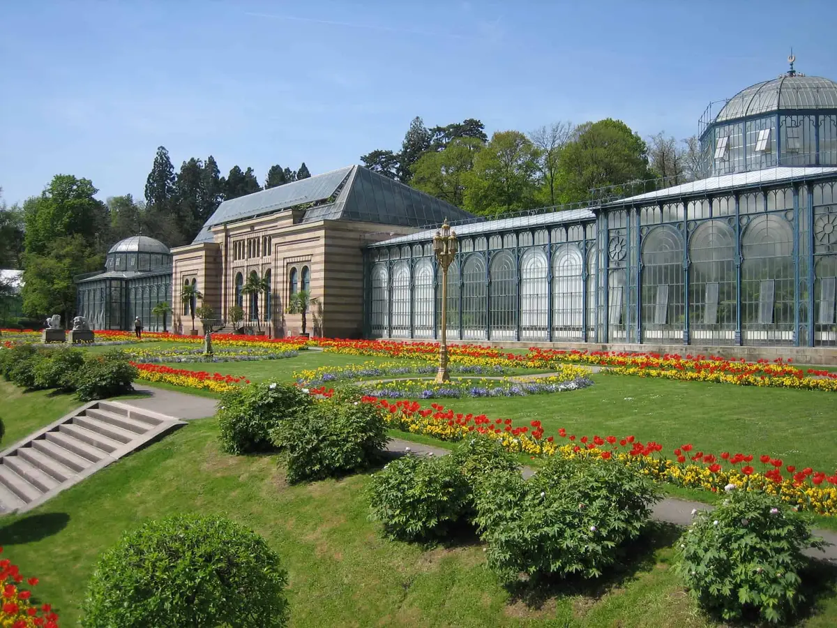 Willhelma Landhaus und Tulpenbeete